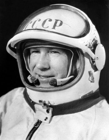 18 марта 1965 года - первый выход человека в открытый космос. 18 марта 1965 года - первый выход человека в открытый космос.